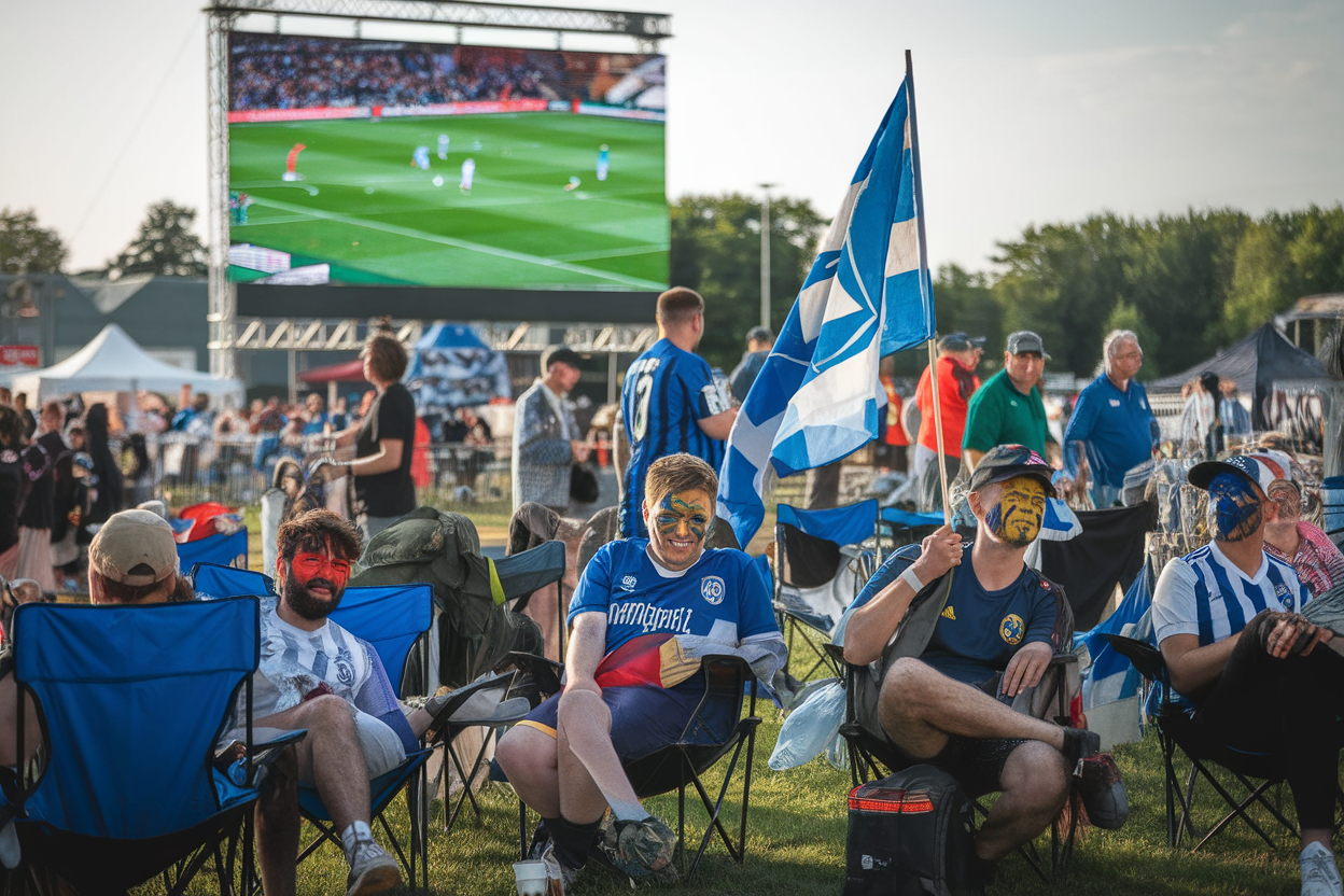 Hors-stade: fan zones, ville hôte, réseaux sociaux, la guerre des périphéries