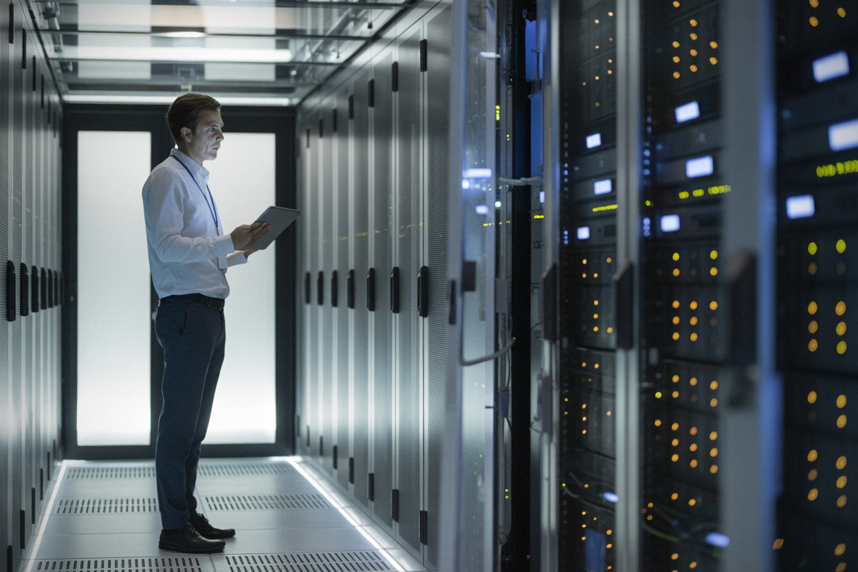 Ingénieur Scaleway contrôlant des serveurs dans un centre de données européen