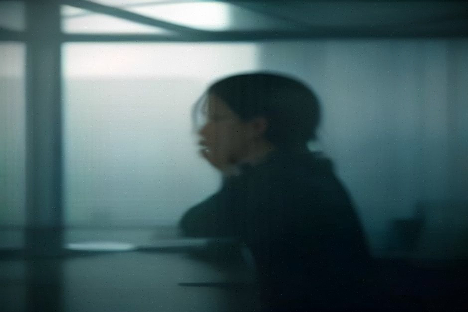 Ingénieur vérifiant des correctifs critiques sur infrastructure cloud Microsoft