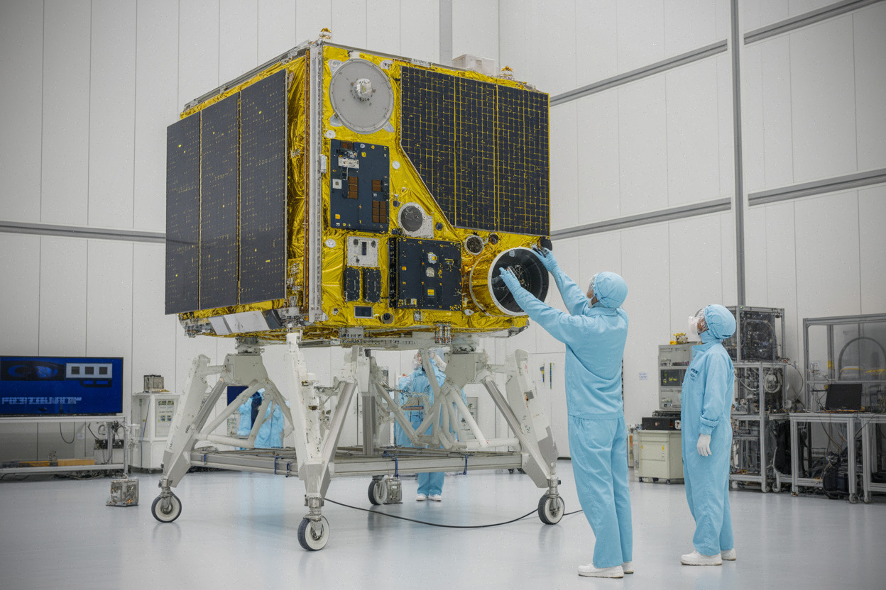 Techniciens assemblant un satellite européen pour la constellation IRIS²