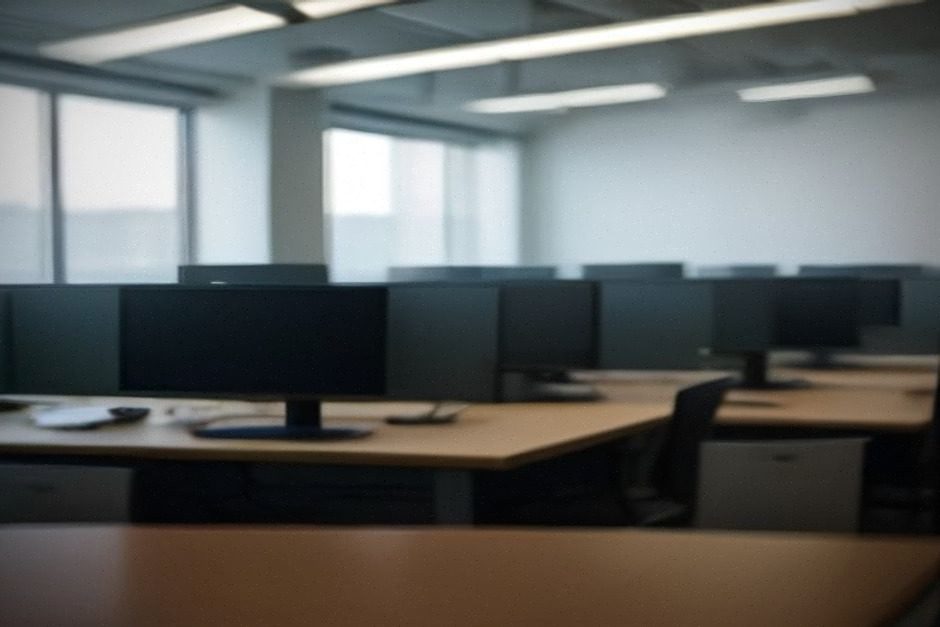 Technicien municipal configurant Linux et LibreOffice dans un bureau public